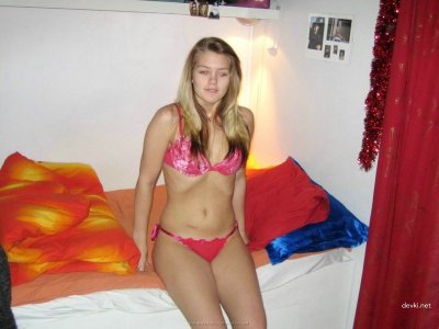 Молодая дамочка показывает свои прелести в нежном нижнем белье