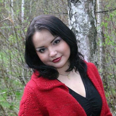 Показала свои аппетитные формы в лесу