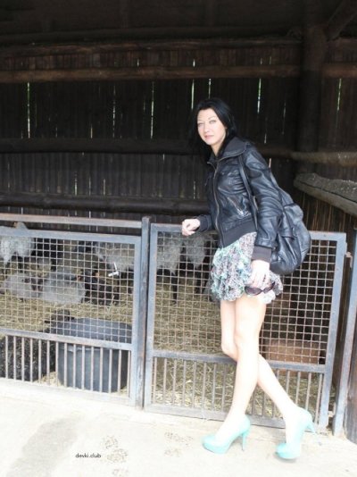 Тонкая брюнеточка без комплексов демонстрирует свои прелести