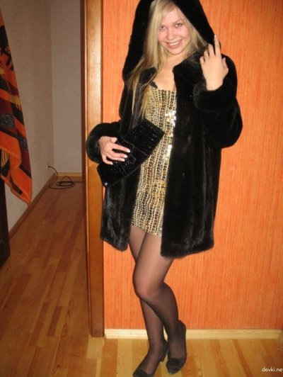 Молоденькая красотка показывает свои прелести без нижнего белья