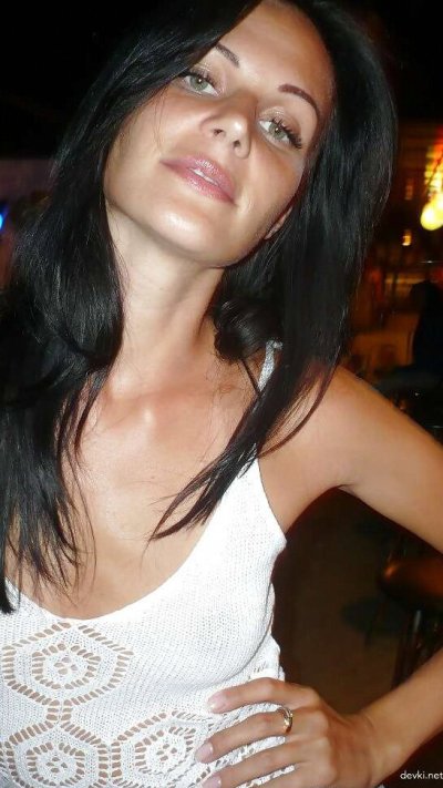 Очаровательная брюнетка с радостью демонстрирует свое обнаженное тело