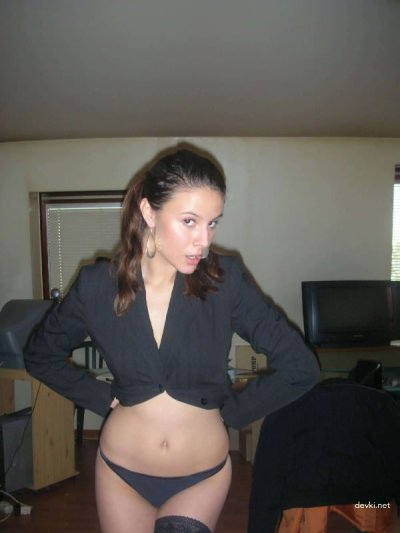 Молодая красотка раздевается перед своим парнем, возбуждая его.