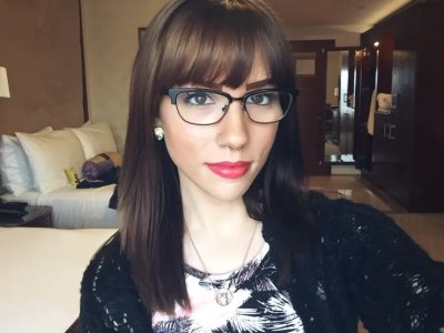 Обворожительная красотка в очках манит своей улыбкой