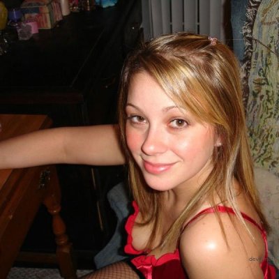 Горячая красотка с природными прелестями груди