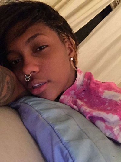 Красотка без трусиков фоткается для тебя