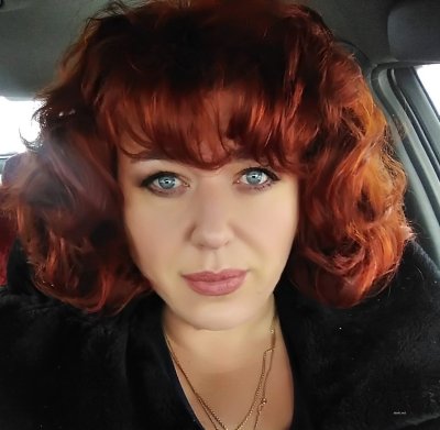 Грудастая рыжая дамочка демонстрирует свою промежность