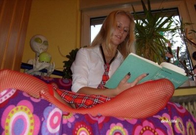 Молодая дама без нижнего белья показывает свои прелести в уютной обстановке