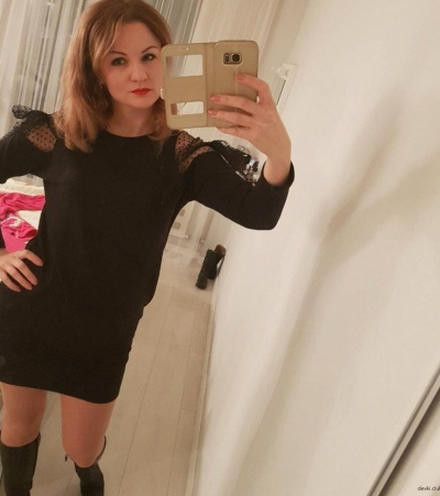 Снимает интимные фото для своего парня