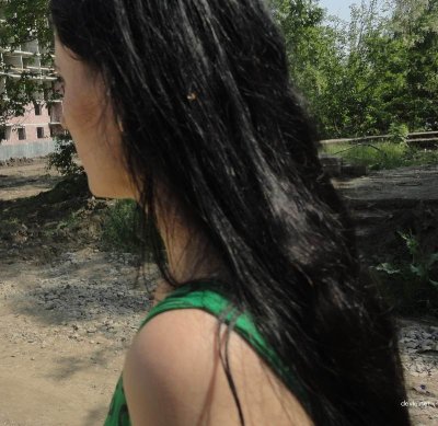 Привлекательная дама раздевается на улице перед камерой