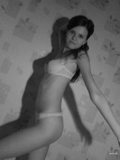 Пикантная фотосъемка горячей красотки: черно-белые образы