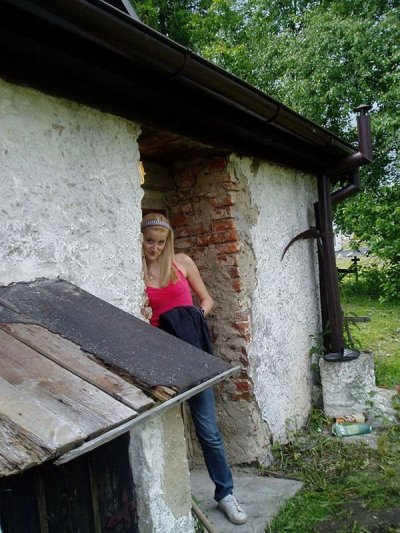 Молодая красотка делает минет прямо на улице