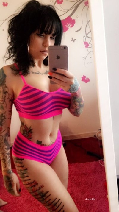 Изображения привлекательной шатенки с рисунком на коже