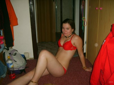 Девчонка удовлетворяет себя