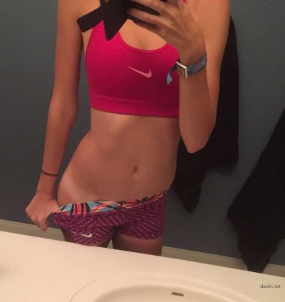 Сексуальная молодая леди без одежды