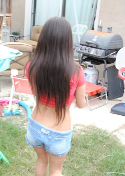 Шаловливая девчонка раздевается на улице, чтобы показать свою округлую попку