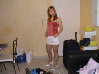 Шикарная красотка с густой промежностью обожает позировать перед камерой