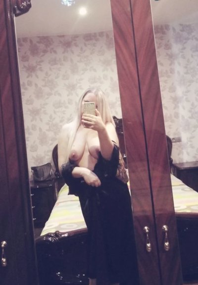 Просто обольстительная раскрыла свои интимные объятия