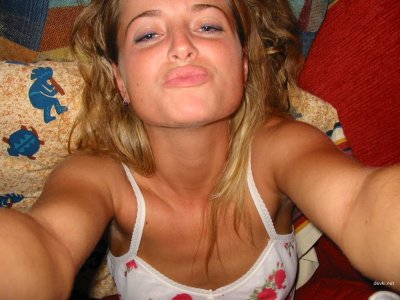 Девушка с влажной киской делает минет