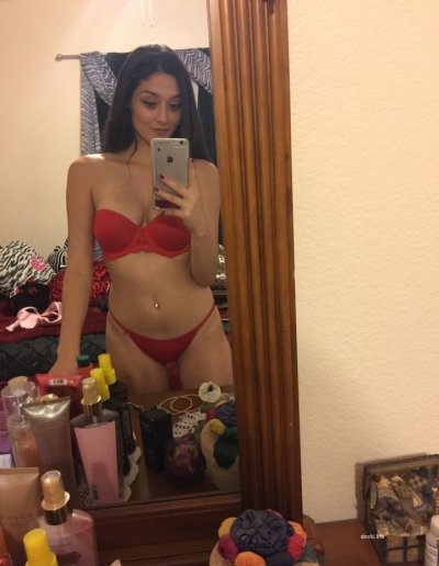 Сочные фото молоденькой брюнетки с влажной киской - запретное удовольствие!