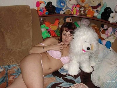 Сексапильная шатенка демонстрирует свои трусики