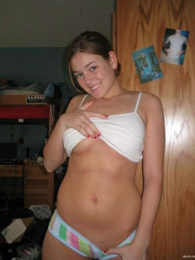 Интимные фото обнаженной ученицы в ее домашней обстановке