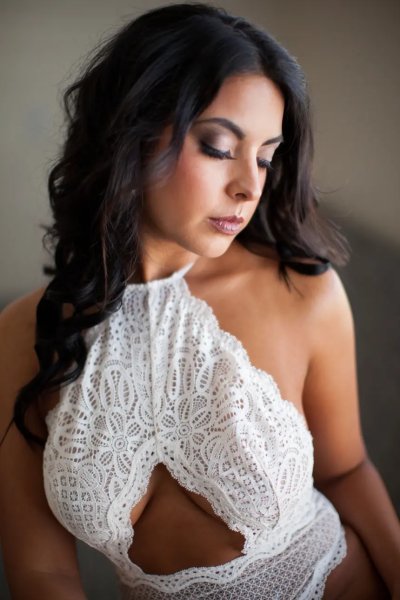 Высококачественные изображения сексапильных фигур и открытых поз на сайте для взрослых