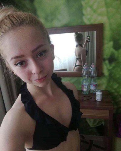 Интимное видео: милая девочка взбирается на стояк