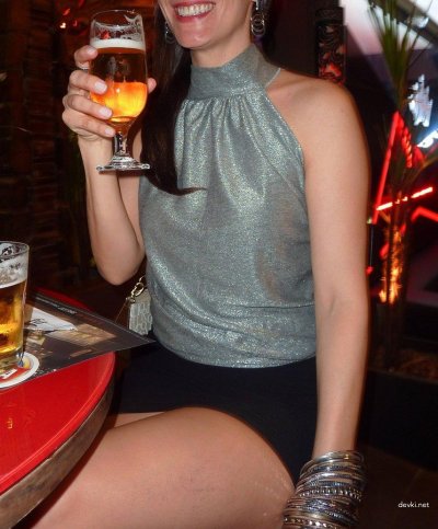 Малышка без белья под миниюбкой - эксклюзивное видео!