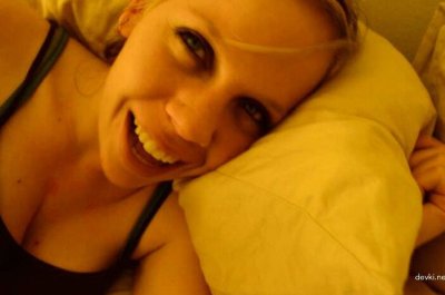 Баба отсасывает огромный хуй