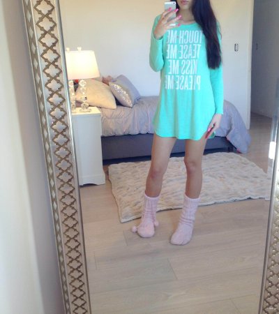 Темноволосая красотка кончает на свои штаны