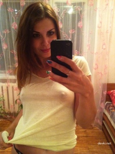 Сексуальная темноволосая красавица позирует без одежды и делает минет