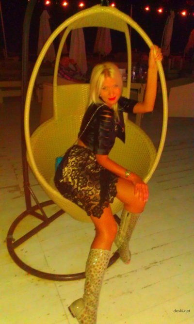 Обнаженная дама показывает свои прелести