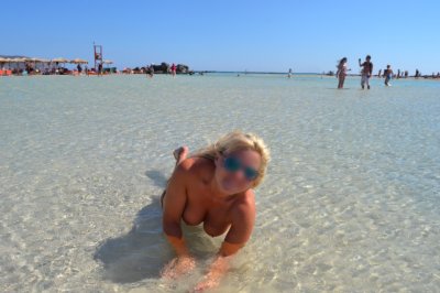 Блондинка из США сняла одежду на берегу