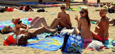 Обнаженные красотки с великолепной грудью на морском берегу