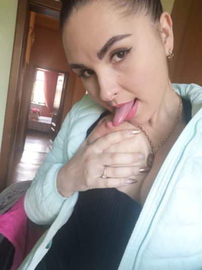 Горячая молодая мамаша обожает манить своим голым телом