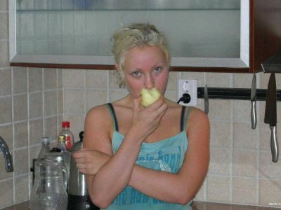 Интимные снимки привлекательной светловолосой красотки