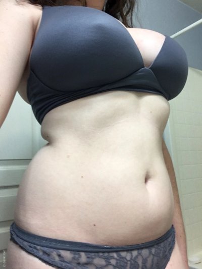 Показывает свои аппетитные груди на фото для взрослых