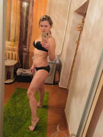 Сексуальная мамочка сняла пару фото перед зеркалом и показала их парню