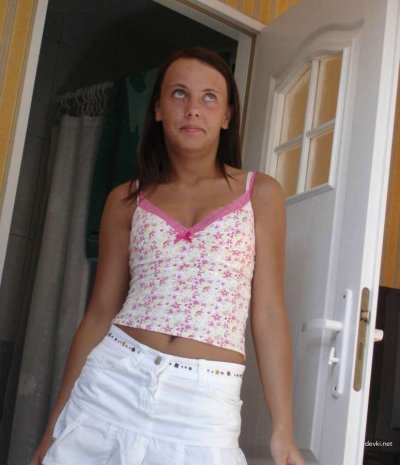 Молоденькая супруга сосет член своему мужу