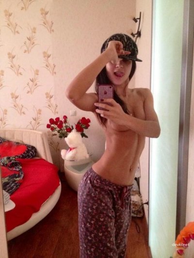 Девушка предлагает свои услуги