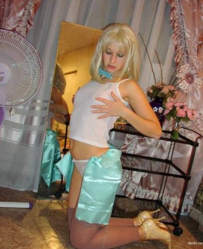 Сексуальная блондинка в чулочках раздевается перед камерой