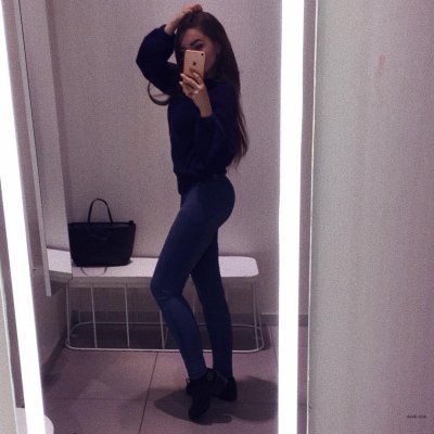 Девчонка показывает свои прекрасные формы