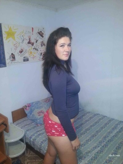 Вставила фрукт в свою дырку