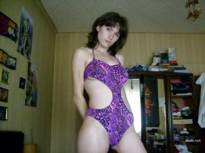 Развивает стриптиз перед супругом