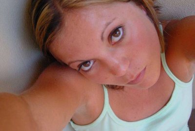 Девушка сняла свои трусики и показала все прелести!