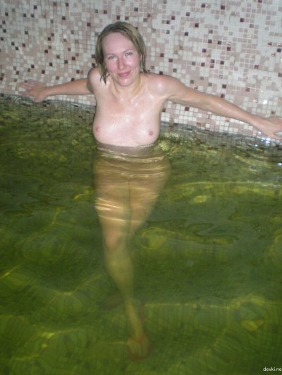 Дамочка гордится своим бюстом: откровенные фото!