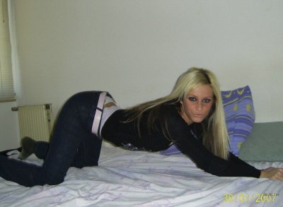 Милашка облизывает парню пенис