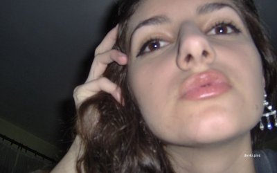 Сексуальная девушка демонстрирует свою интимную зону