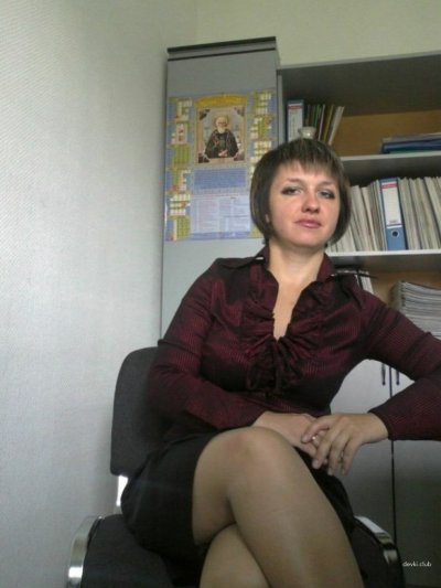 Развратная красотка без трусиков на рабочем месте