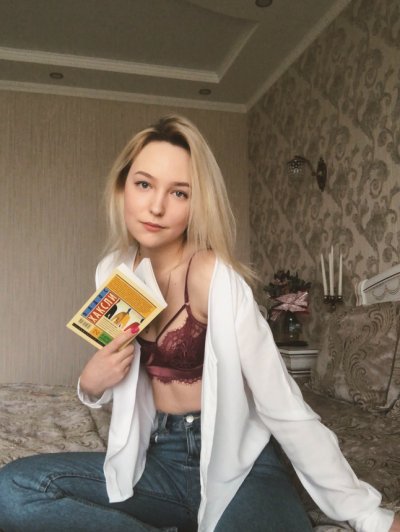 Пикантные фото красивой блондинки: шалости на камеру